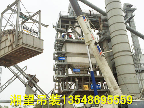 180噸吊車撈倒河攪拌站